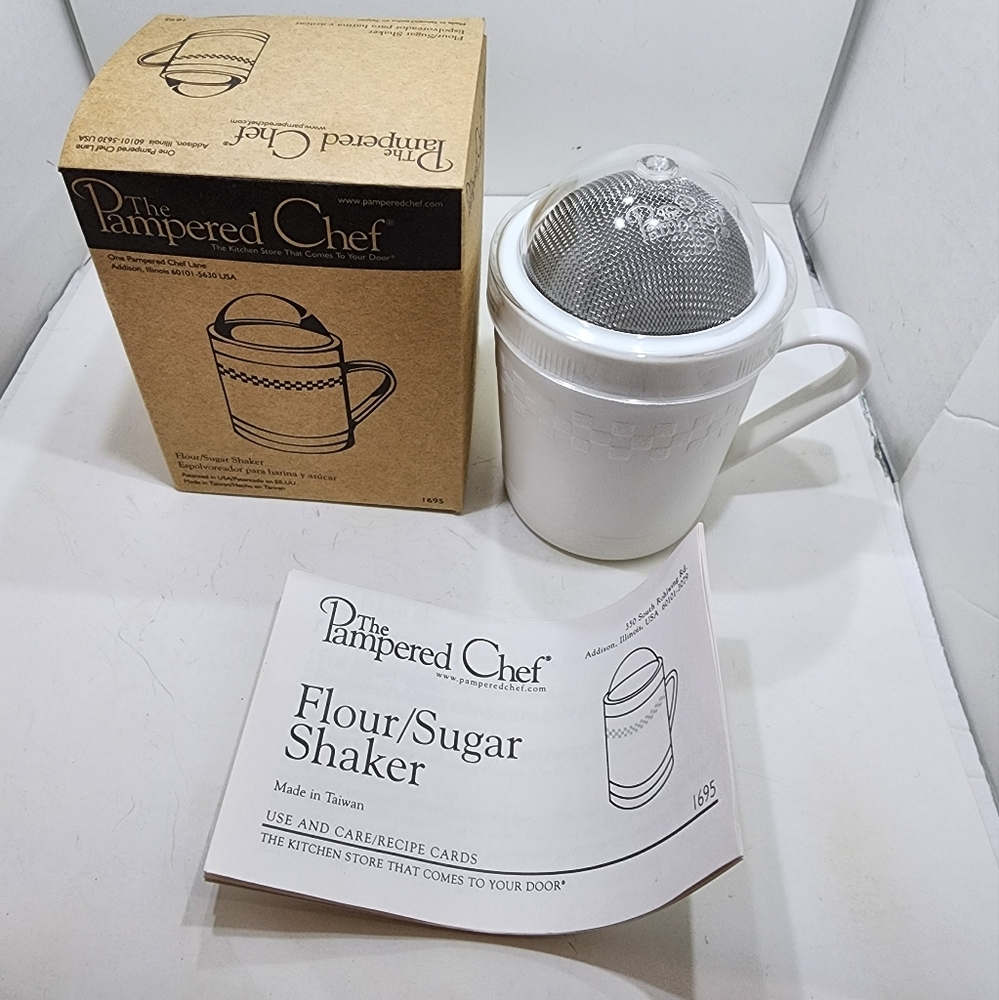 Pampered Chef Flour / Sugar Shaker NIB #1695 Retired New in package